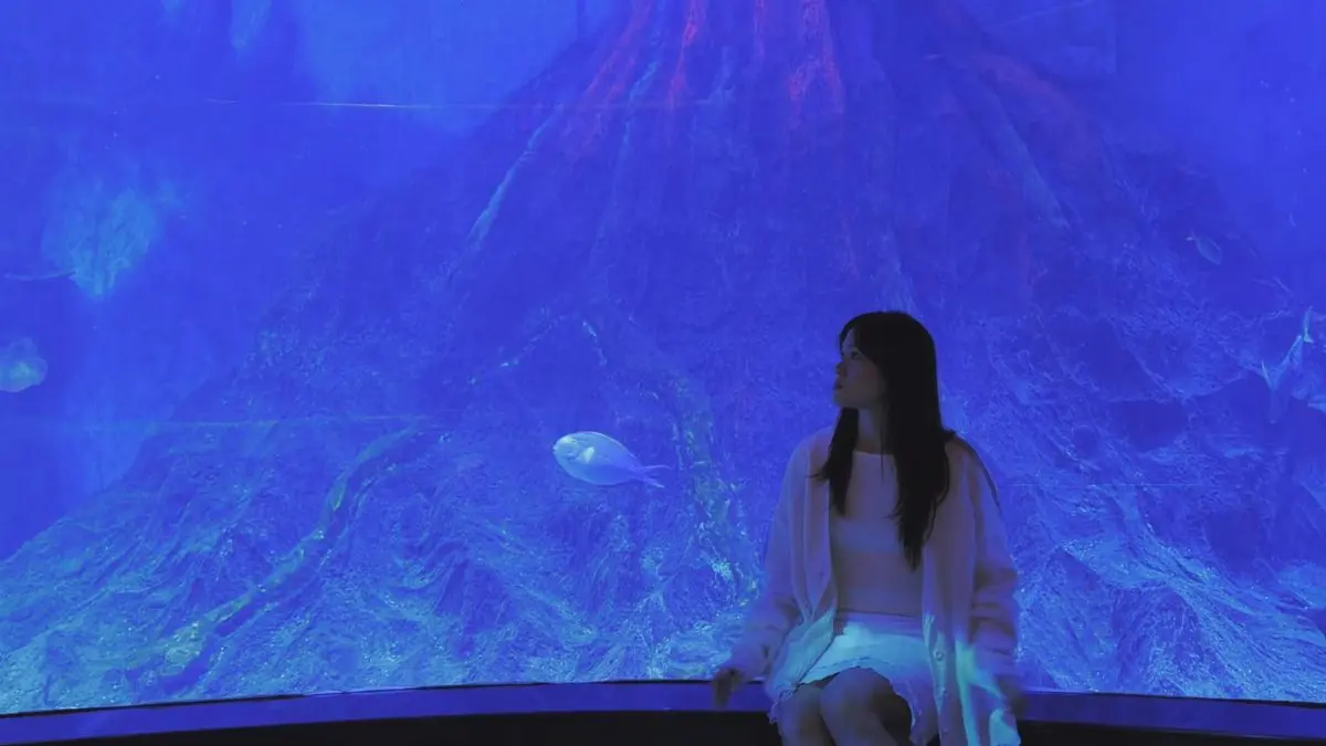 Potret Sheryl Sheinafia serta tampilan video klip terbarunya bertajuk Tenggelam. Foto: Media sosial Instagram dan kanal Youtube @sherylsheinafia