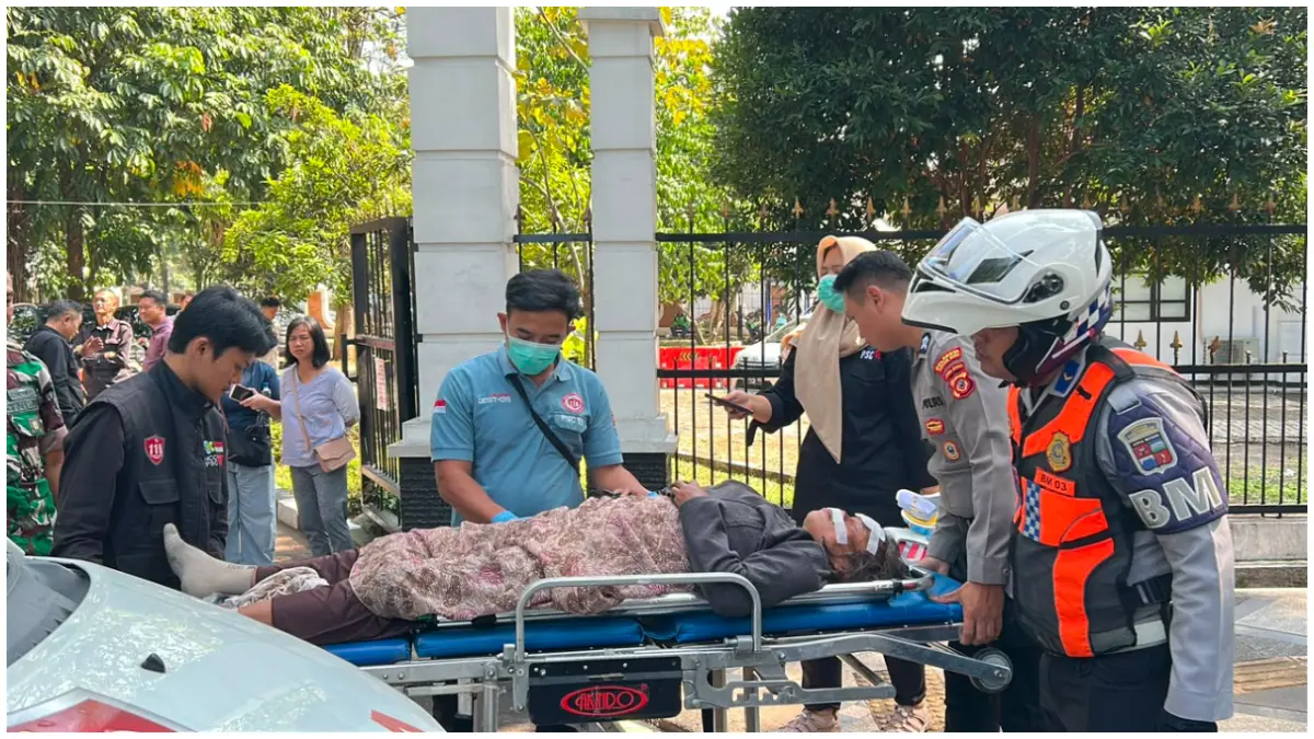Proses evakuasi gepeng yang tertabrak motor di Jalan Juanda Kota Bogor. (Foto : Fauzan/Radar Bogor)