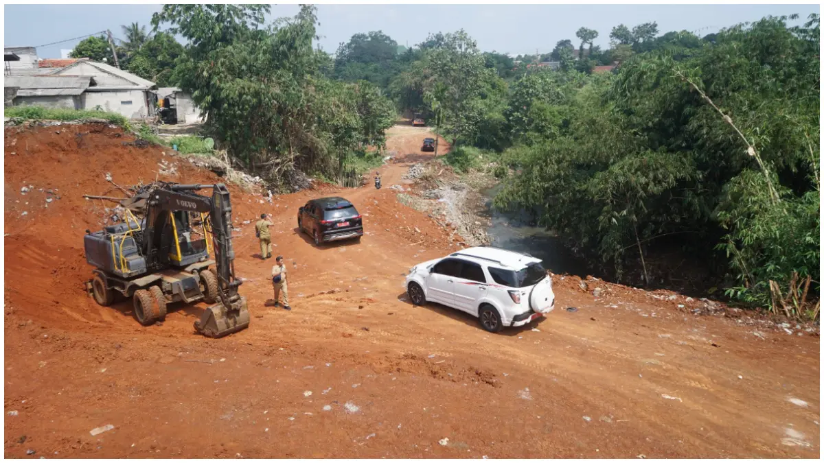 Proyek trase &nbsp;jalan ke lokasi PSEL Kayumanis, Tanah Sareal Kota Bogor. (Foto : Sofiansyah/Radar Bogor)