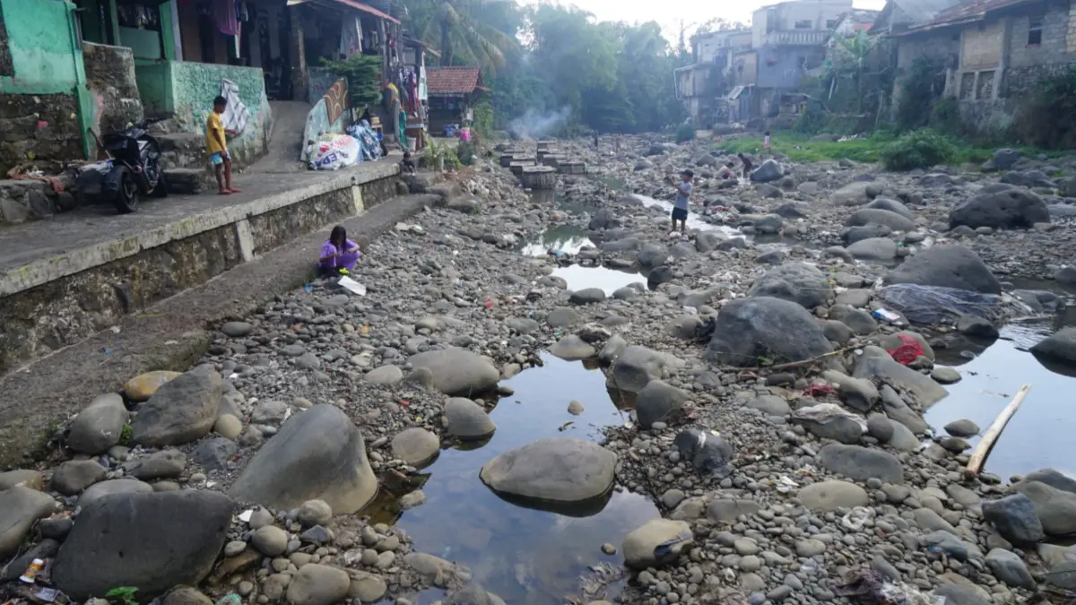 Sejumlah anak bermain di Sungai Ciliwung yang debit airnya menyusut di wilayah Babakan Pasar, Kota Bogor, Selasa, 21 Juli 2026. (Sofiansyah/Radar Bogor)