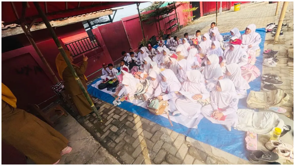 Siswa SDN Cadas Leueur, Desa Bantarkaret, Nanggung saat belajar di atas terpal. (Foto : Kepala SDN Cadas Leueur)