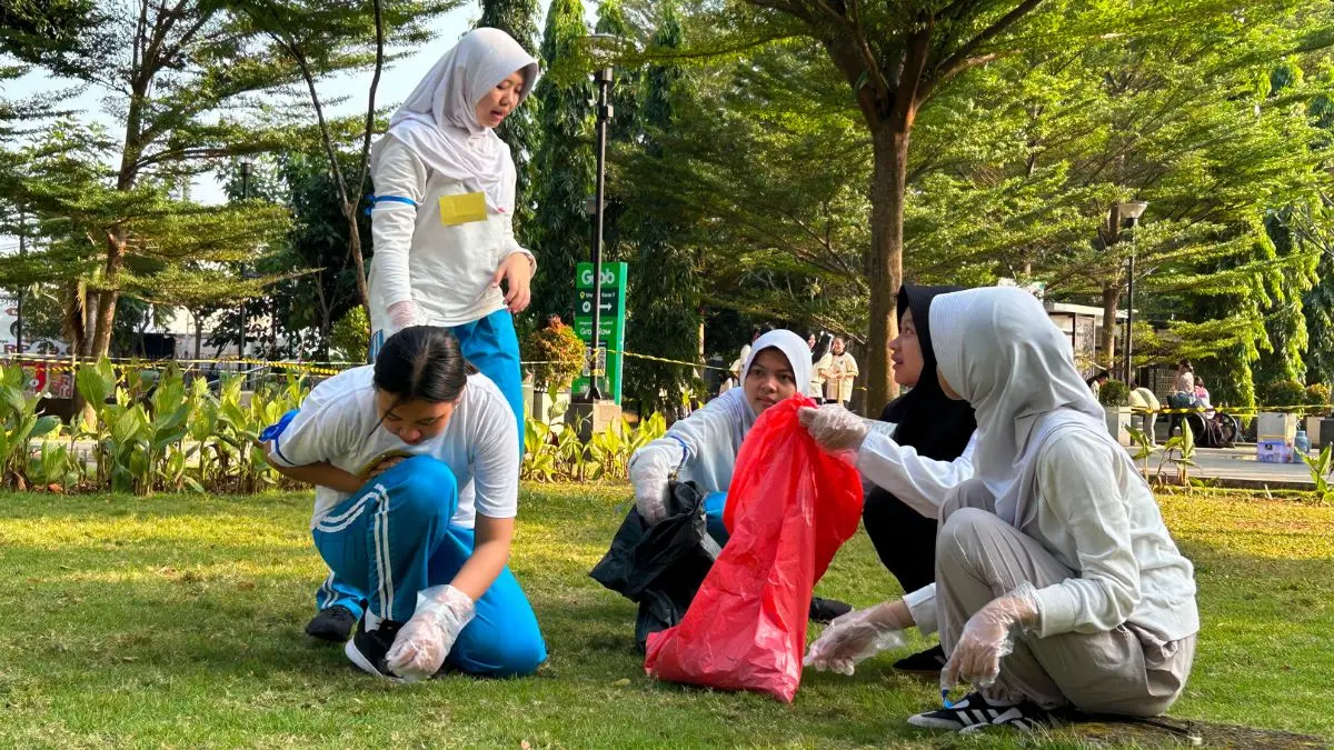 Siswa yang tengah memebersihkan Alun-Alun Kota Bogor dalam kegiatan Aksi Ekologi MPLS Pancawaluya. (Foto : Fauzan/Radar Bogor)