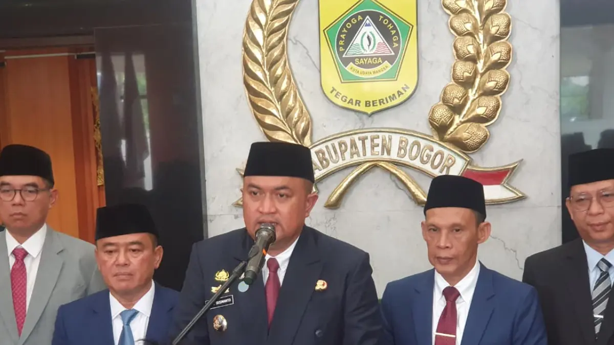 Bupati Bogor Rudy Susmanto bersama Wakil Bupati Bogor Ade Ruhandi (Jaro Ade) didampingi jajaran Wakil Ketua DPRD Kabupaten Bogor saat menyampaikan keterangan. (Billy/Radar Bogor)