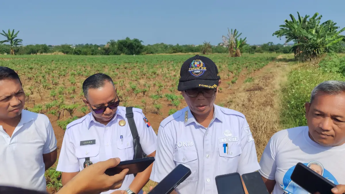Camat Tanah Sareal, Rokib (tengah) saat menyampaikan keterangan kepada wartawan. (Fikri/Radar Bogor)