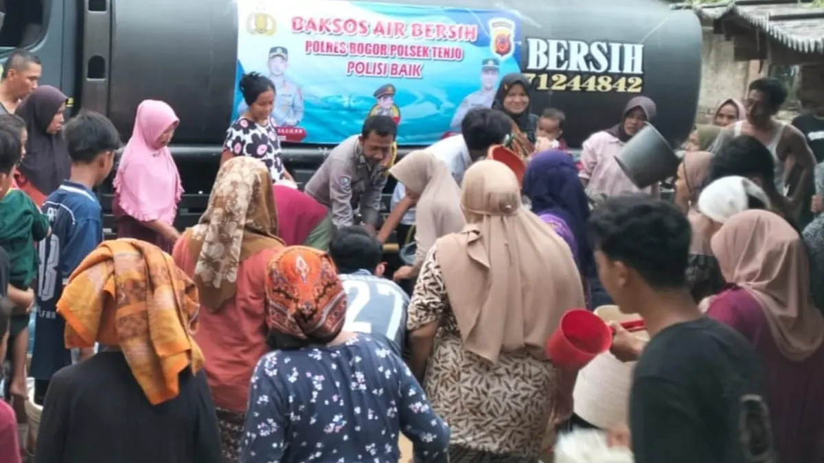 Forkopimcam Tenjo mendistribusikan bantuan air bersih ke warga terdampak kekeringan di dua desa imbas musim kemarau. (Dok. Polsek Tenjo)
