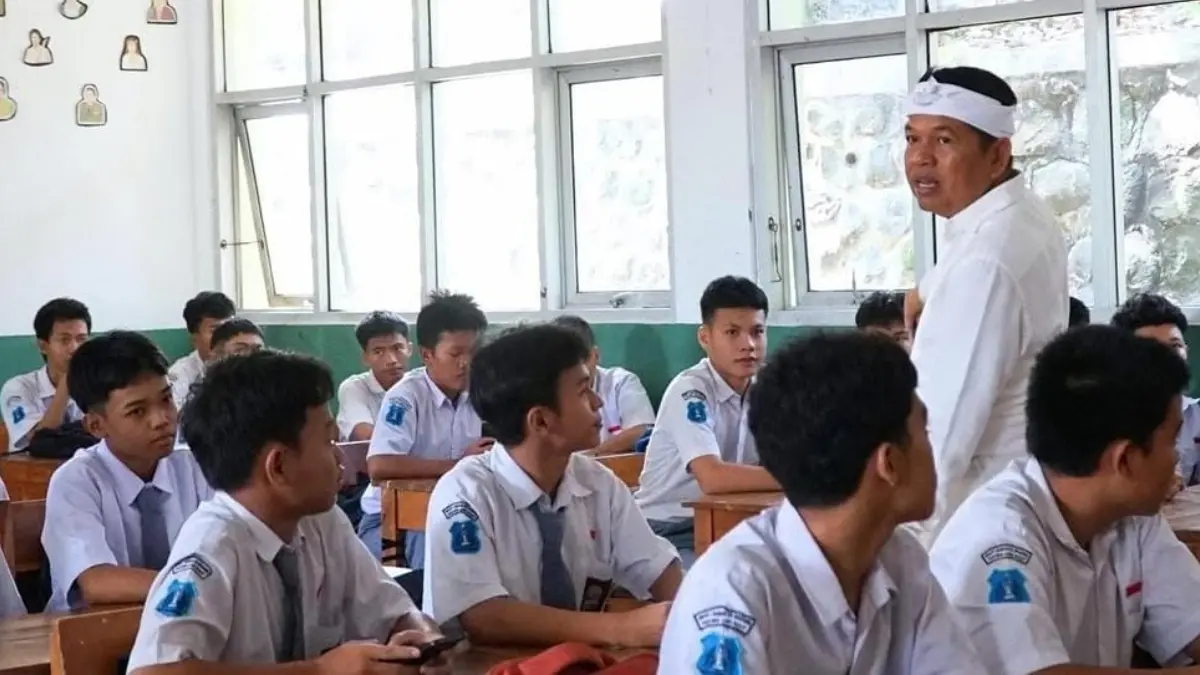 Gubernur Jawa Barat Dedi Mulyadi saat melakukan kunjungan di SMAN 1 Babakan Madang, Kabupaten Bogor. (Dok. SMAN 1 Babakan Madang)