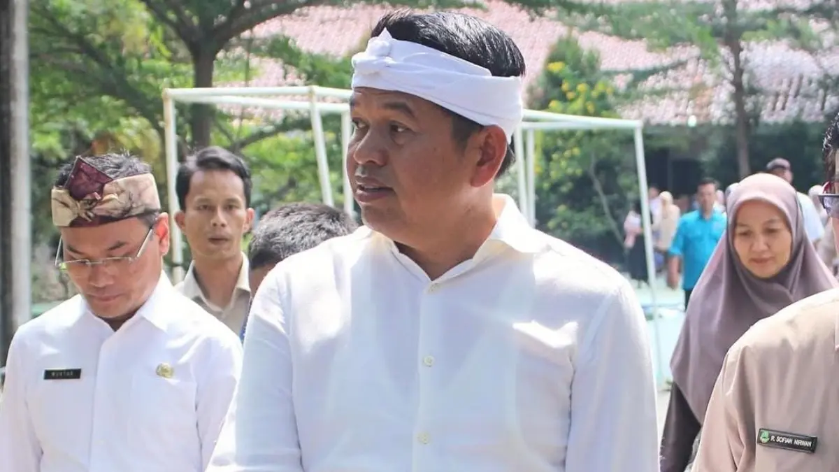 Gubernur Jawa Barat Dedi Mulyadi saat melakukan kunjungan di SMAN 1 Babakan Madang, Kabupaten Bogor. (Dok. SMAN 1 Babakan Madang)