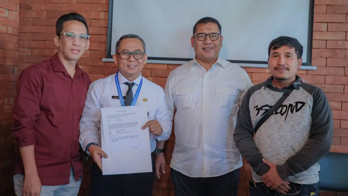 Kepala Disperumkim Kota Bogor, Chusnul Rozaki, bersama Sekretaris Disperumkim Kota Bogor, Erwin Gunawan saat memberikan keterangan terkait GPS tracker dan sensor BBM. (Dok. Radar Bogor)