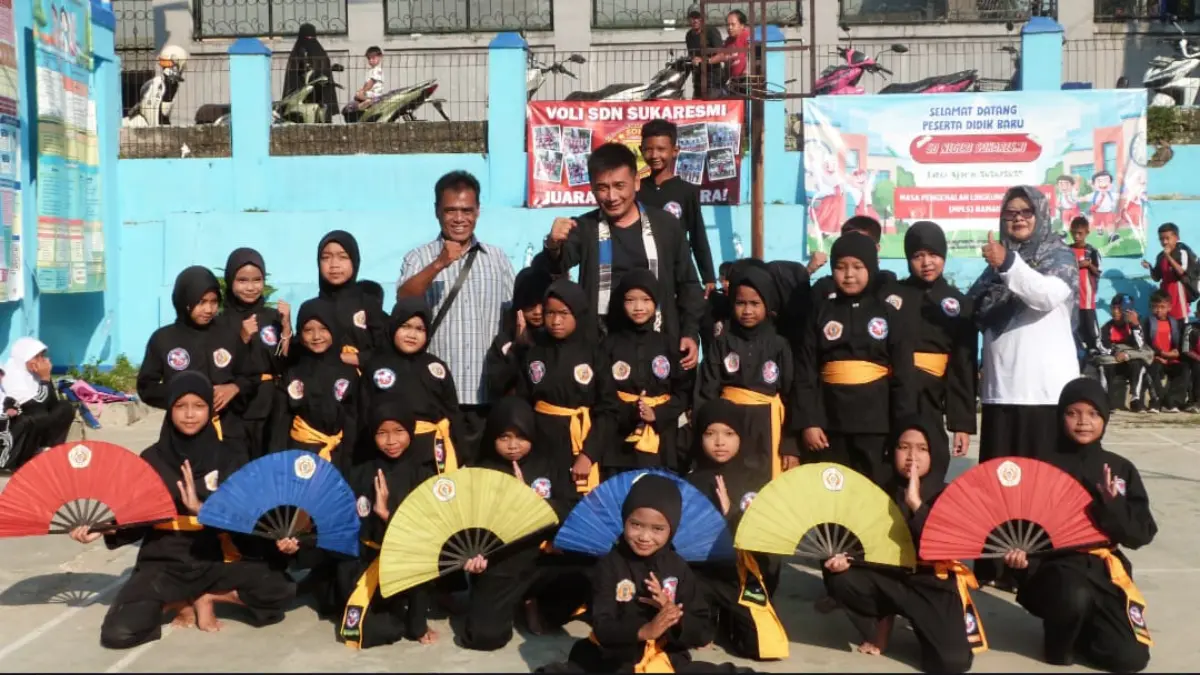 Masa Pengenalan Lingkungan Sekolah (MPLS) di SDN Sukaresmi Kota Bogor menampilkan demo ekstrakurikuler (ekskul) salah satunya pencak silat. (Dok. SDN Sukaresmi)