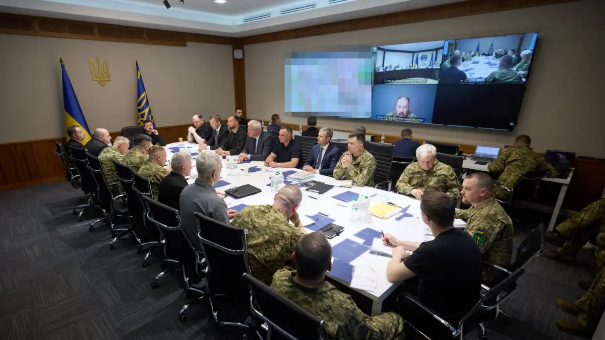 Pertemuan Presiden Ukraina Volodymyr Zelenskyy dengan beberapa komandan. (Foto: X @ZelenskyyUa dan @MarioBojic)