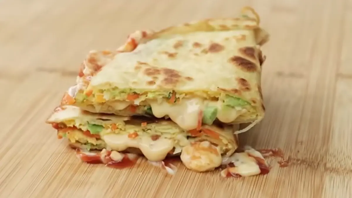 Resep Tortilla Egg Sandwich, cemilan ala Korean street food (Foto: YouTube Devina Hermawan)