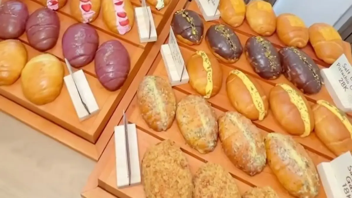 Roti Roll Sentul Bogor menghadirkan beragam pilihan saltbread dan sourdough. Foto: Instagram