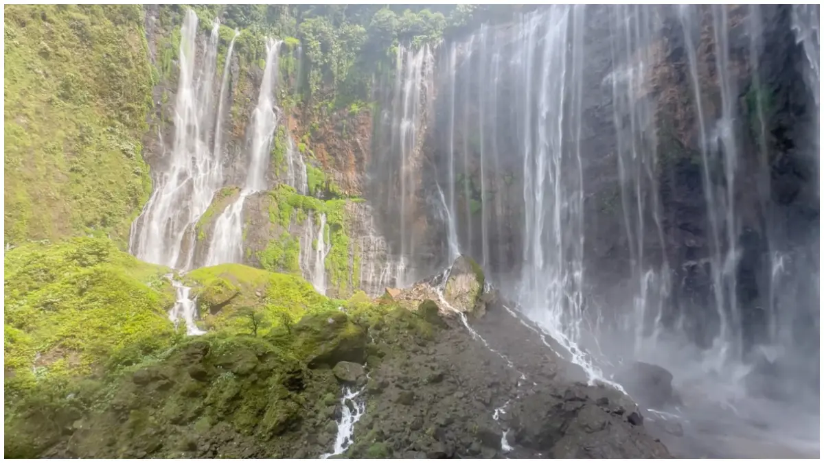 Suasana Air Terjun Tumpak Sewu yang indah. (Foto: Kanal Youtube Uptodate)