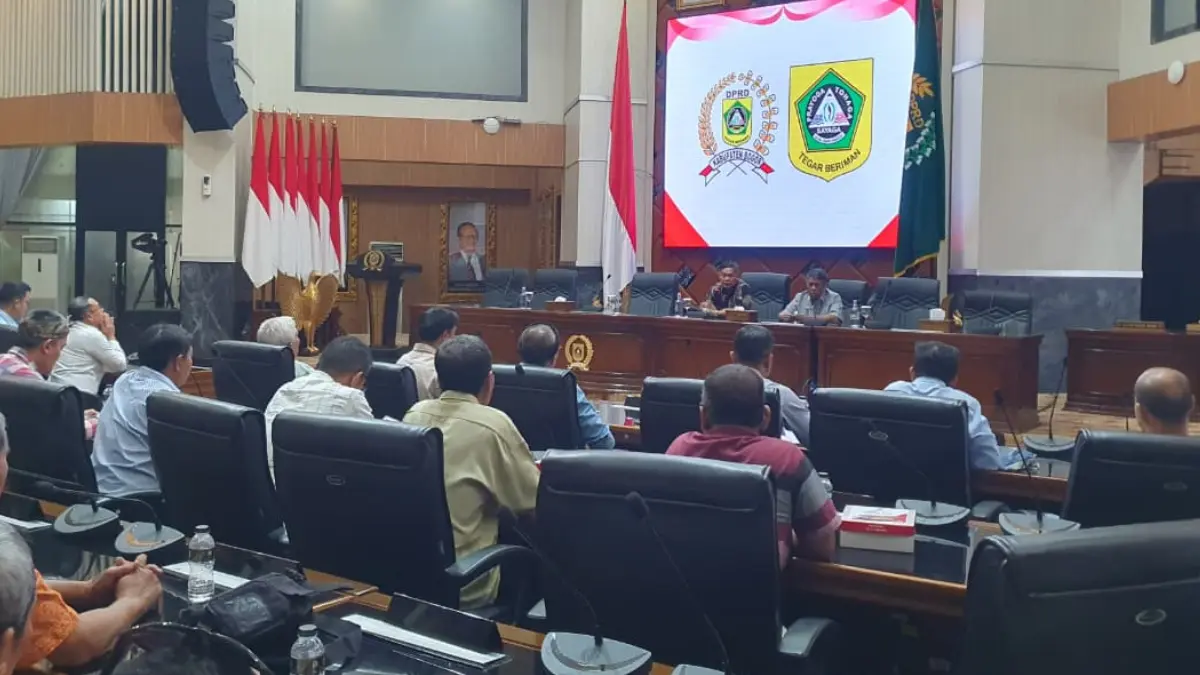 Warga Perumahan Mega Sentul Alamanda bersama pihak pengembang saat audiensi di DPRD Kabupaten Bogor. (Billy/Radar Bogor)