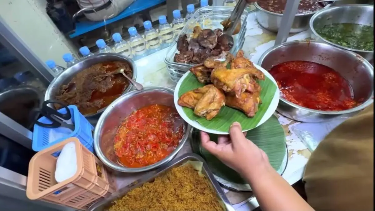 Warung Minang Katuju Blok M Jakarta. Foto: tangkapan layar YouTube @10bestid