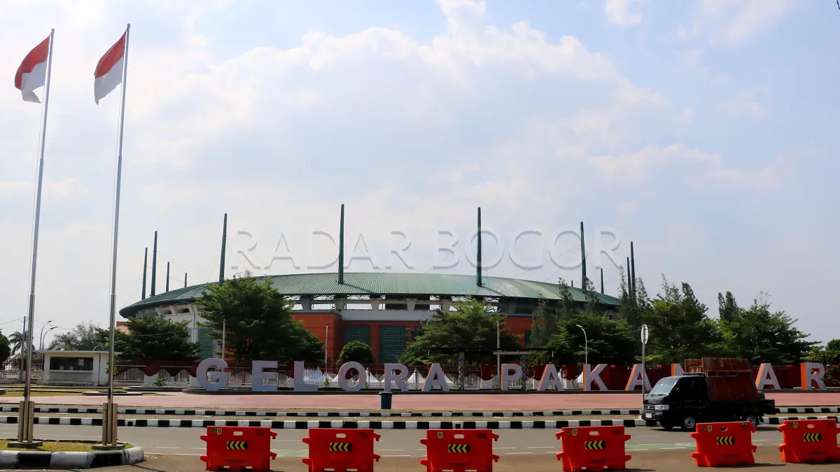 Pekerja lakukan perawatan area Gelora Stadion Pakansari, Cibinong, Kabupaten Bogor, Jawa Barat. Kamis (23/7/2026). Pemerintah Kabupaten Bogor bersama PSSI terus melakukan berbagai penyempurnaan sesuai rekomendasi yang telah diberikan, selain itu Stadion Pakansari menjadi perhatian karena Timnas Indonesia dijadwalkan menjalani dua laga kandang. Skuad Garuda akan menghadapi Kamboja pada 27 Juli 2026 dan Vietnam pada 3 Agustus 2026 pada babak penyisihan Grup A Piala AFF 2026. Foto : Hendi Novian / Radar Bogor