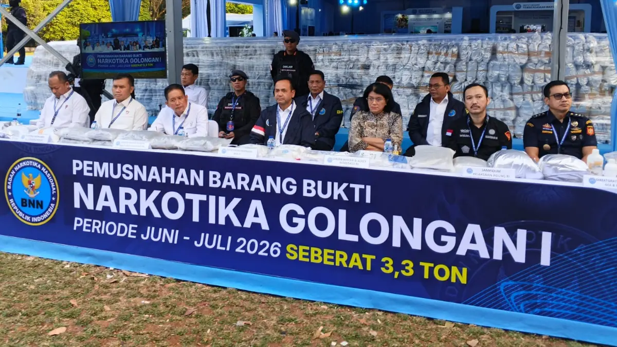 Badan Narkotika Nasional (BNN) memusnakan barang bukti kasus narkotika pada puncak peringatan Hari Anti Narkotika Internasional (HANI) Tahun 2026 di Balai Besar Rehabilitasi BNN Lido, Cigombong, Kamis, 23 Juli 2026. (Septi N/Radar Bogor)