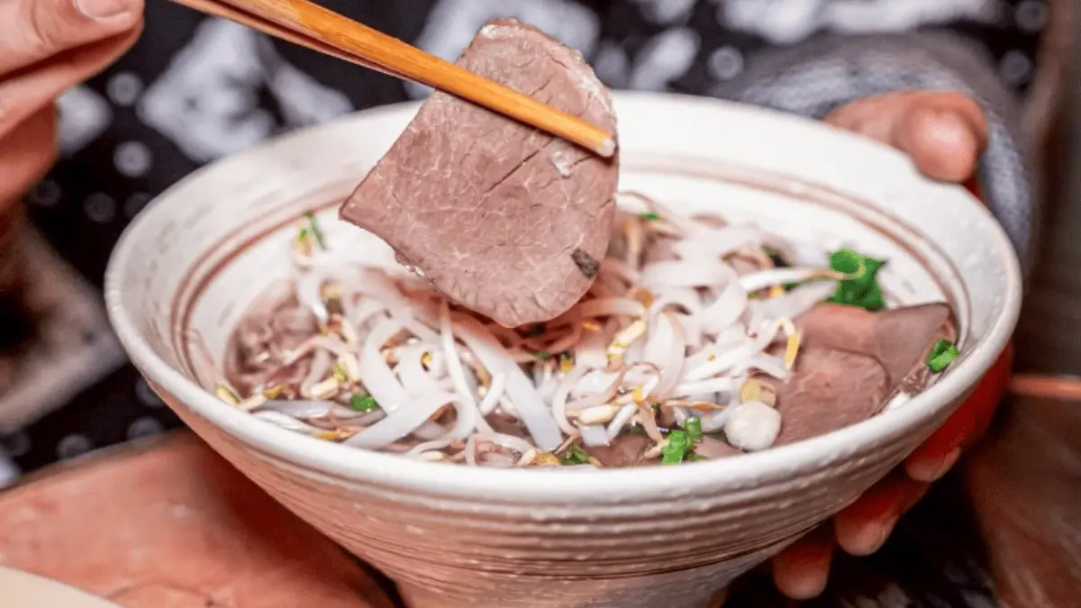 De Flore Bogor punya menu andalan bihun bebek yang enak untuk makan siang. Foto: Instagram