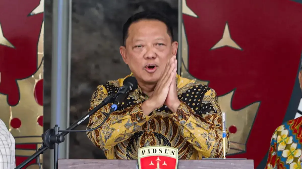 Eks Jaksa Agung Muda Tindak Pidana Khusus (Jampidsus) Febrie Adriansyah (tengah) saat memberikan keterangan pers di Gedung Bundar, Kejaksaan Agung, Jakarta, beberapa waktu lalu. (Salman Toyibi/Jawa Pos)
