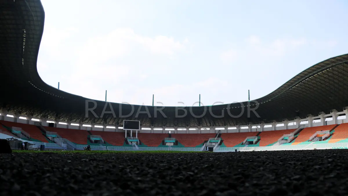 Pekerja lakukan perawatan area Gelora Stadion Pakansari, Cibinong, Kabupaten Bogor, Jawa Barat. Kamis (23/7/2026). Pemerintah Kabupaten Bogor bersama PSSI terus melakukan berbagai penyempurnaan sesuai rekomendasi yang telah diberikan, selain itu Stadion Pakansari menjadi perhatian karena Timnas Indonesia dijadwalkan menjalani dua laga kandang. Skuad Garuda akan menghadapi Kamboja pada 27 Juli 2026 dan Vietnam pada 3 Agustus 2026 pada babak penyisihan Grup A Piala AFF 2026. Foto : Hendi Novian / Radar Bogor