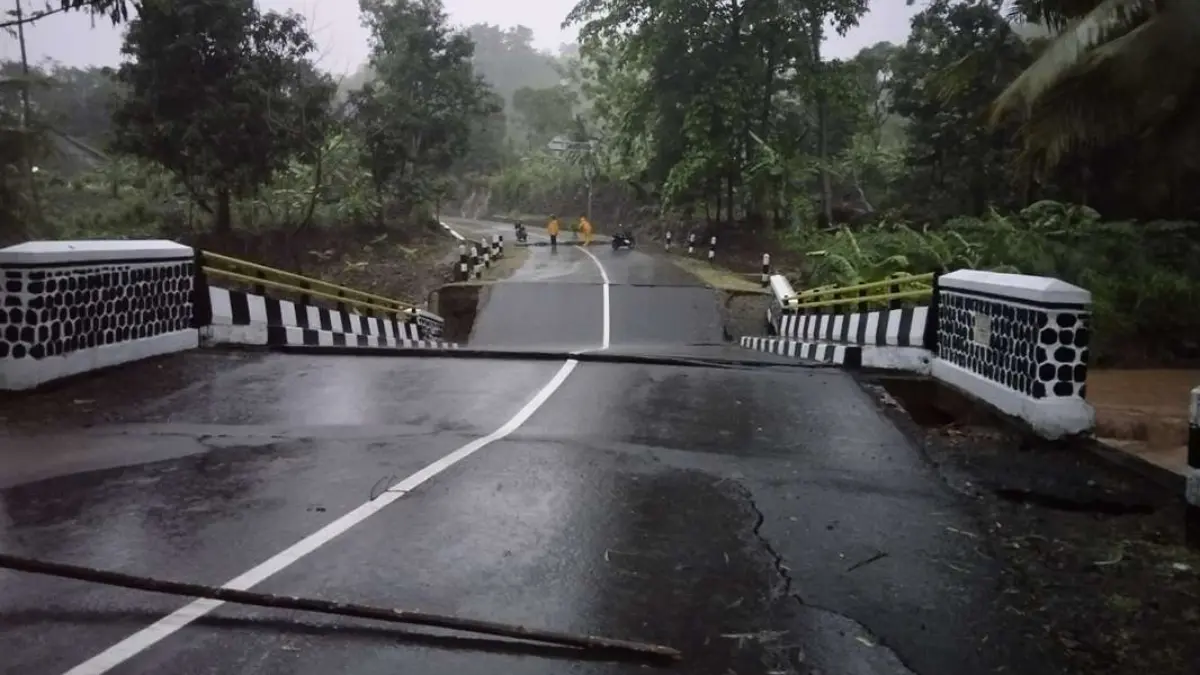 ILUSTRASI. Warga minta segera ada perbaikan jalan rusak di Pangalengan - Cikajang. Foto: Jabarprov