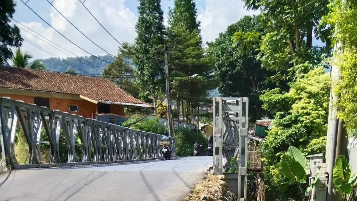 Jembatan Hankam Cisarua membahayakan pengendara motor akibat material alasnya yang licin.
(Foto : Septi Nulawam/Radar Bogor)