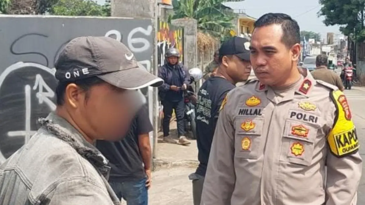 Kapolsek Gunung Putri Kompol Hillal Adi Imawan saat melakukan olah TKP di Desa Ciangsana, Kecamatan Gunung Putri, Kabupaten Bogor, Kamis, 23 Juli 2026. (Dok. Polsek Gunung Putri)
