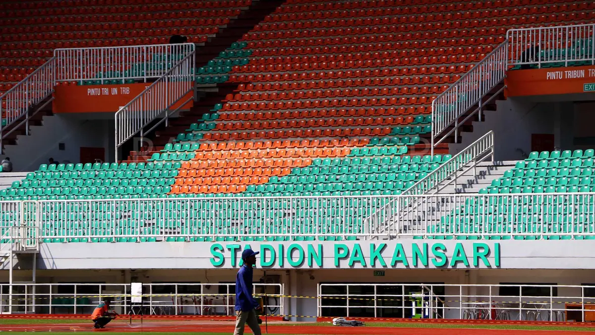 Pekerja lakukan perawatan area Gelora Stadion Pakansari, Cibinong, Kabupaten Bogor, Jawa Barat. Kamis (23/7/2026). Pemerintah Kabupaten Bogor bersama PSSI terus melakukan berbagai penyempurnaan sesuai rekomendasi yang telah diberikan, selain itu Stadion Pakansari menjadi perhatian karena Timnas Indonesia dijadwalkan menjalani dua laga kandang. Skuad Garuda akan menghadapi Kamboja pada 27 Juli 2026 dan Vietnam pada 3 Agustus 2026 pada babak penyisihan Grup A Piala AFF 2026. Foto : Hendi Novian / Radar Bogor