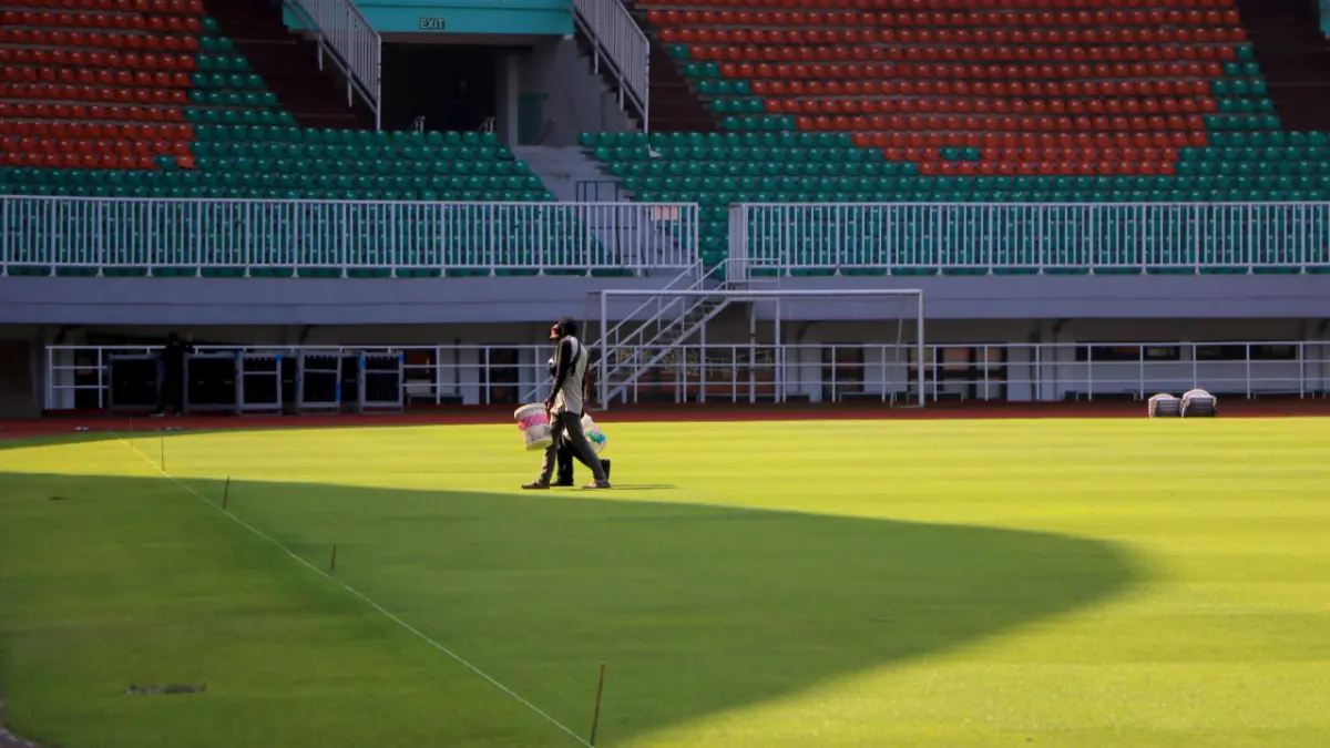 Pekerja melakukan perawatan area Gelora Stadion Pakansari, Cibinong, Kabupaten Bogor, Kamis, 23 Juli 2026 jelang laga Piala AFF 2026. (Hendi Novian/Radar Bogor)