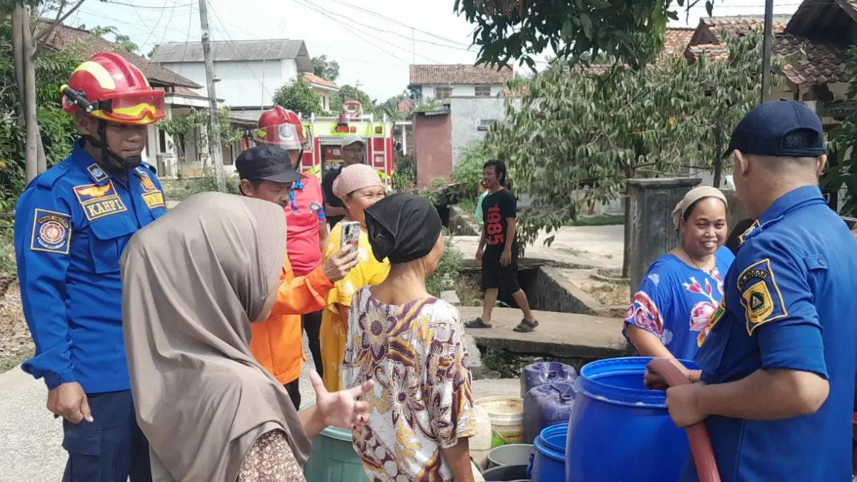 Pemerintah Kabupaten Bogor melalui Dinas Pemadam Kebakaran dan Penyelamatan (Disdamkarmat) menyalurkan air bersih kepada warga terdampak keketringan.(Dok. Damkar Kabupaten Bogor)