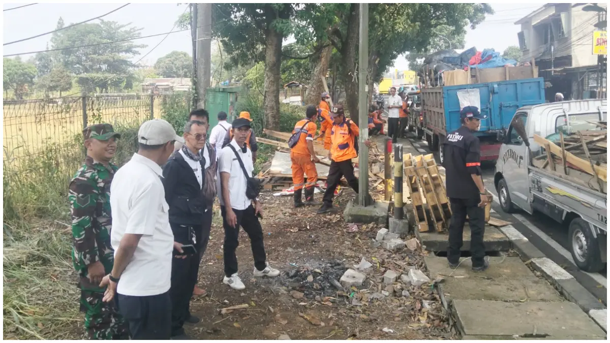 Petugas menertibkan sejumlah bangunan liar di kawasan perbatasan Kabupaten Bogor - Kabupaten Sukabumi, Desa Watesjaya, Cigombong.
(Foto : Camat Cigombong)