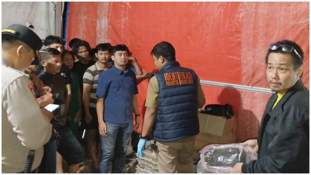 Polisi saat mendatangi lokasi temuan bayi di Kelurahan Ciparigi, Kota Bogor. (Foto : Polisi)