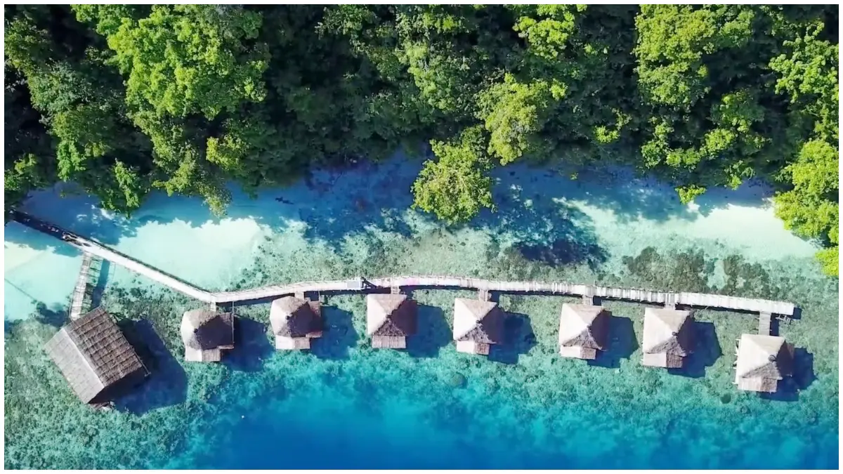 Suasana Pantai Ora di Timur Indonesia yang Indah. (Foto: Youtube Life Experience)