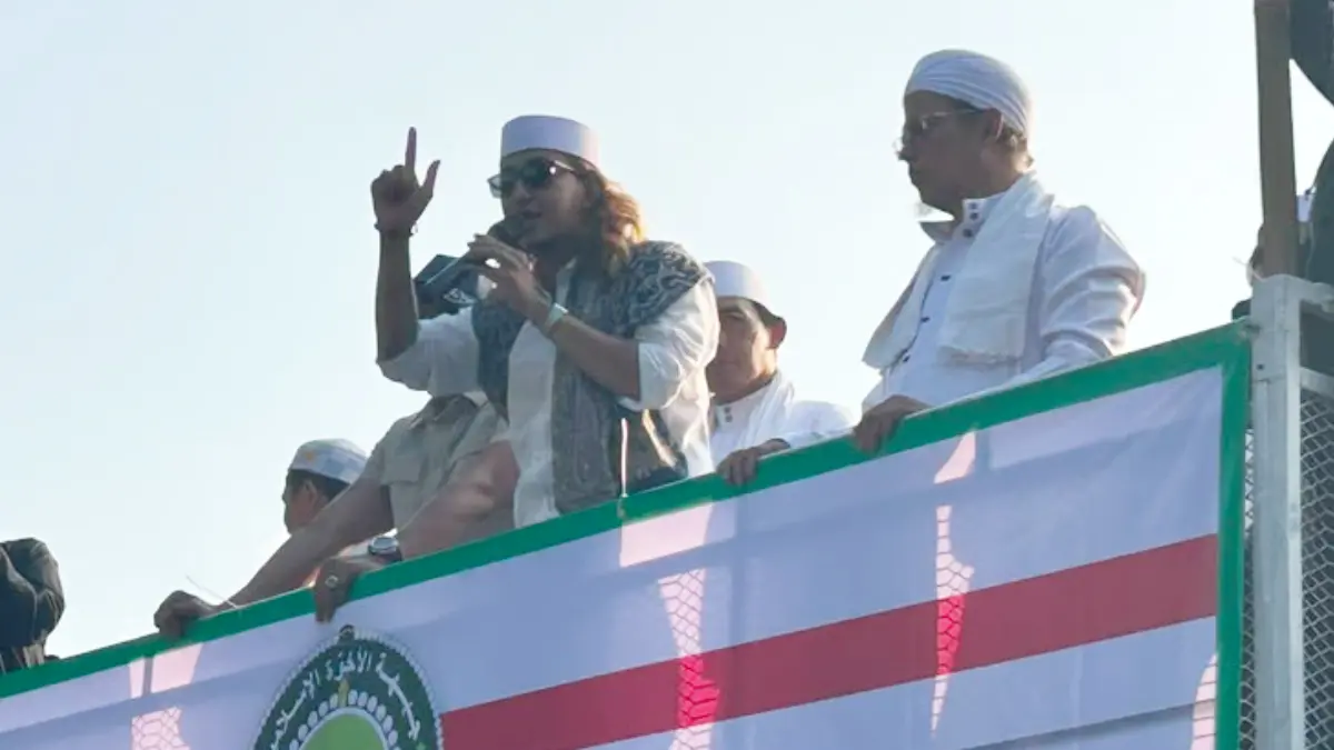 Bahar Bin Smith saat orasi dalam demo di Balai Kota Bogor, Jumat, 24 Juli 2026. (Fauzan/Radar Bogor)