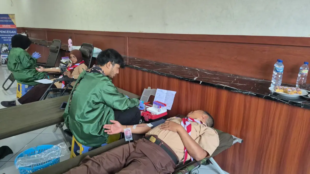Kegiatan donor darah di SMA IT Al-Madinah. (Foto : Dok Pribadi)