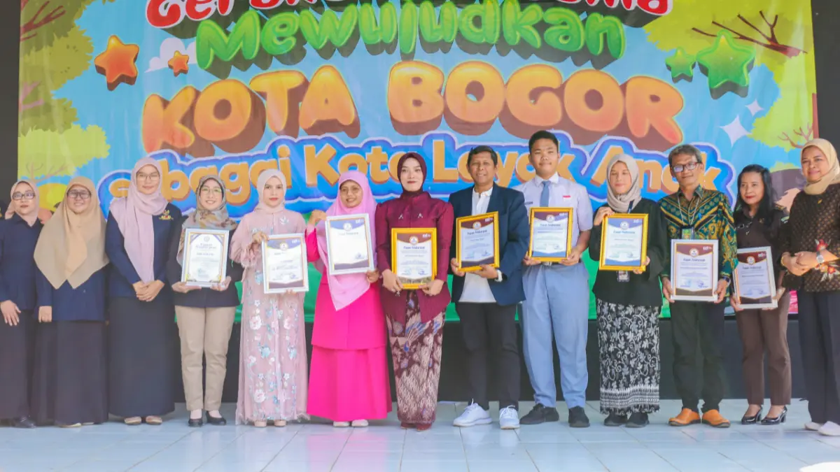 Komisi Perlindungan Anak Indonesia Daerah (KPAID) Kota Bogor memberikan penghargaan kepada tokoh dan mitra inspiratif pemerhati anak pada momen Hari Anak Nasional. (Dok. Pemkot Bogor)