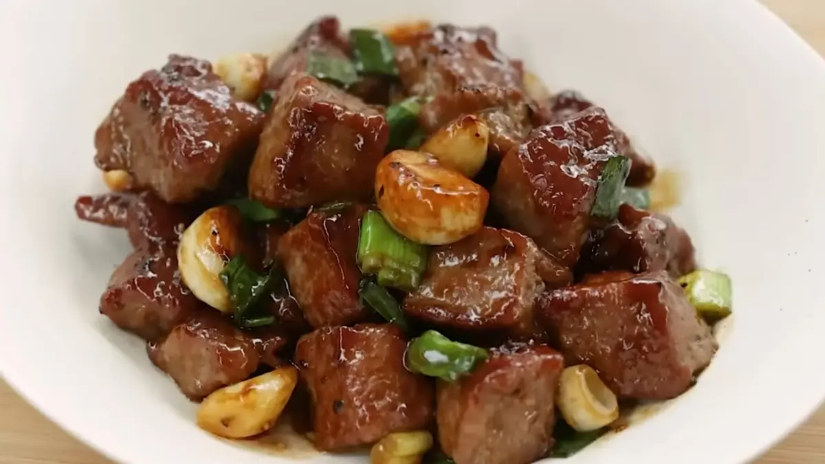 Resep Garlic Saikoro Steak. (Foto: YouTube Devina Hermawan)