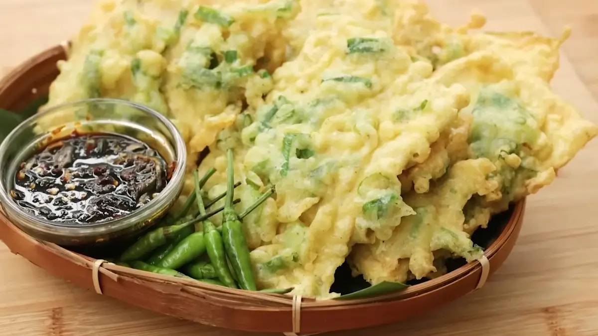 Resep Tempe Mendoan Khas Banyumas. (Foto: YouTube Devina Hermawan)