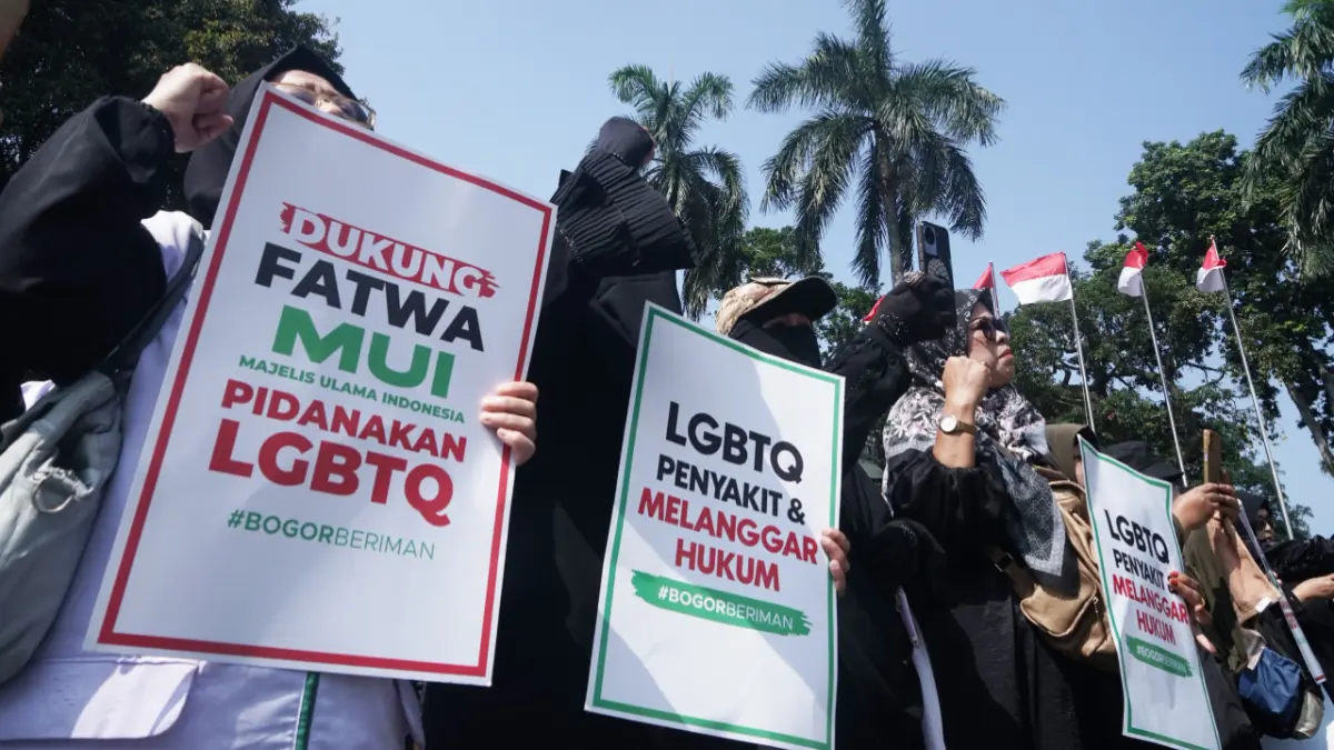 Sejumlah massa dari Front Persaudaraan Islam (FPI) melakukan aksi demo tolak  LGBTQ dan miras serta segala bentuk kemaksiatan di Kota Bogor,  Jumat, 24 Juli 2026. (Sofiansyah/Radar Bogor)
