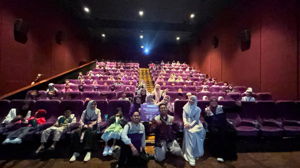 Suasana nonton bareng film inspiratif di Bioskop XXI Mal Botani Square Alisa Khadijah Kota Bogor bersama anak yatim.