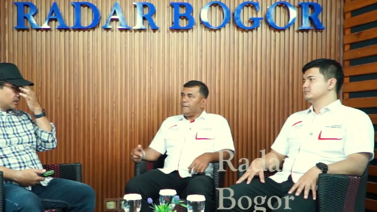 Ketua FMP 2026, Syahril M. Said (tengah) menjelaskan program sertifikasi gratis di Graha Pena Radar Bogor. (foto : Radar Bogor)