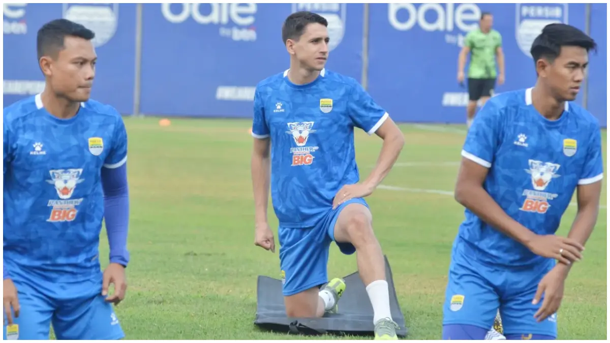 Luka Menalo, pemain baru Persib saat mengikuti sesi latihan tim.