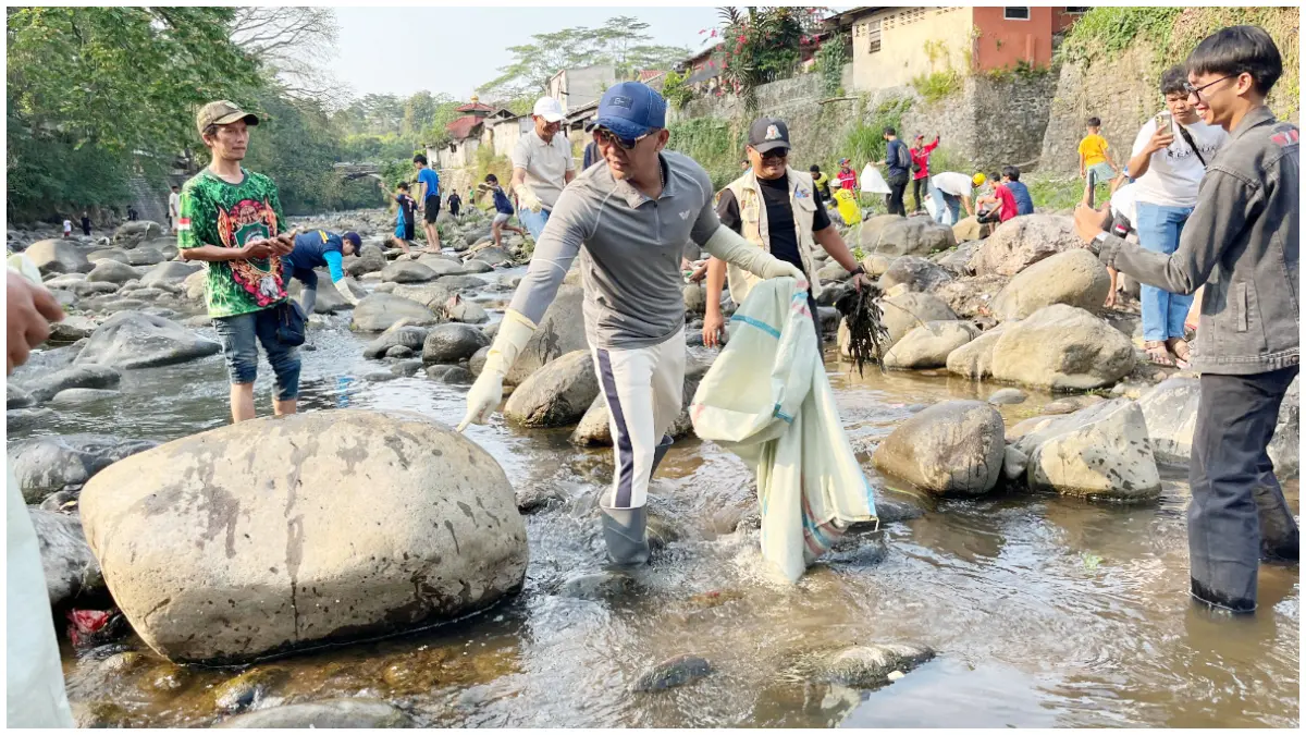 Puluhan warga bersama Pemkot Bogor turun langsung membersihkan tumpukan sampah di aliran Sungai Ciliwung. (Foto: Aziz/Radar Bogor)