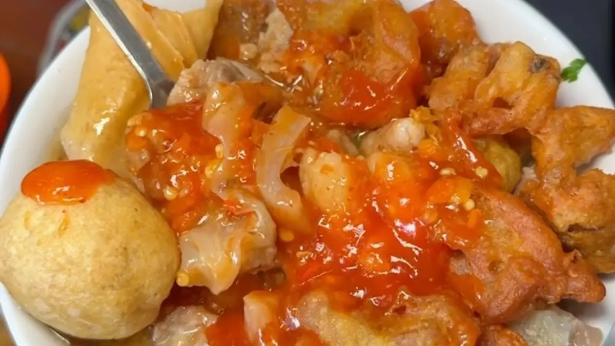 Racik bakso seblak nikmat wajib coba di Bakwan Malang Umay Bogor. Foto: Instagram
