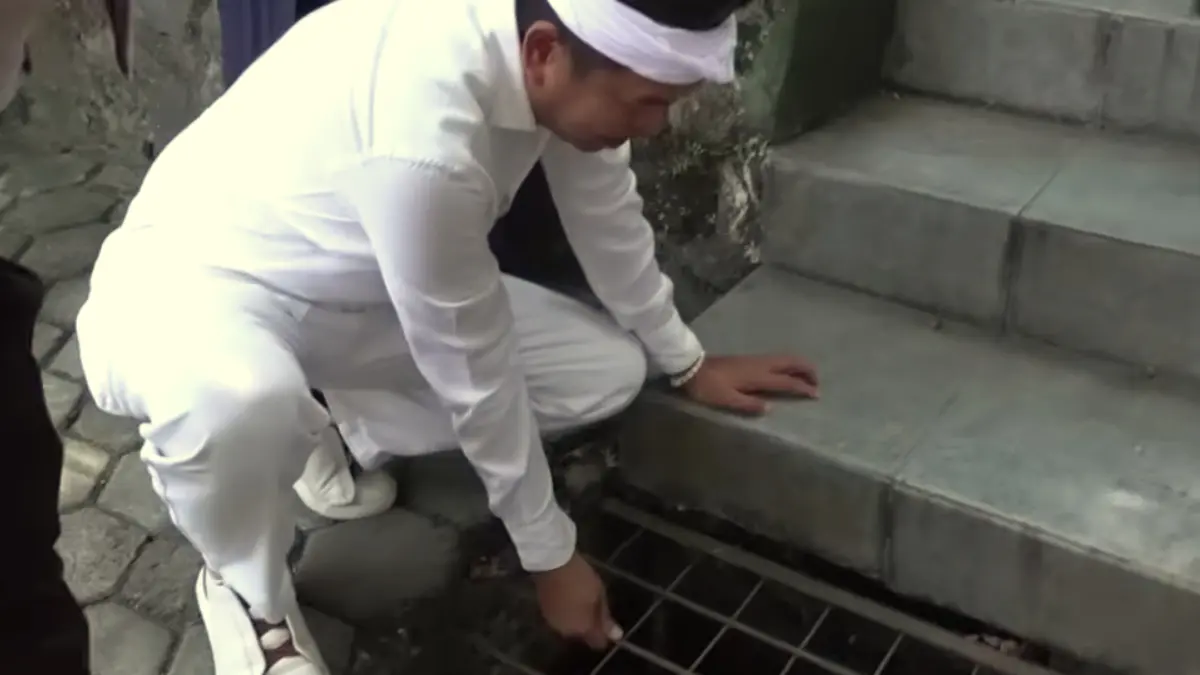 Gubernur Jawa Barat, Dedi Mulyadi mengecek saluran air SMAN 1 Babakanmadang Bogor. (LEMBUR PAKUAN CHANNEL)