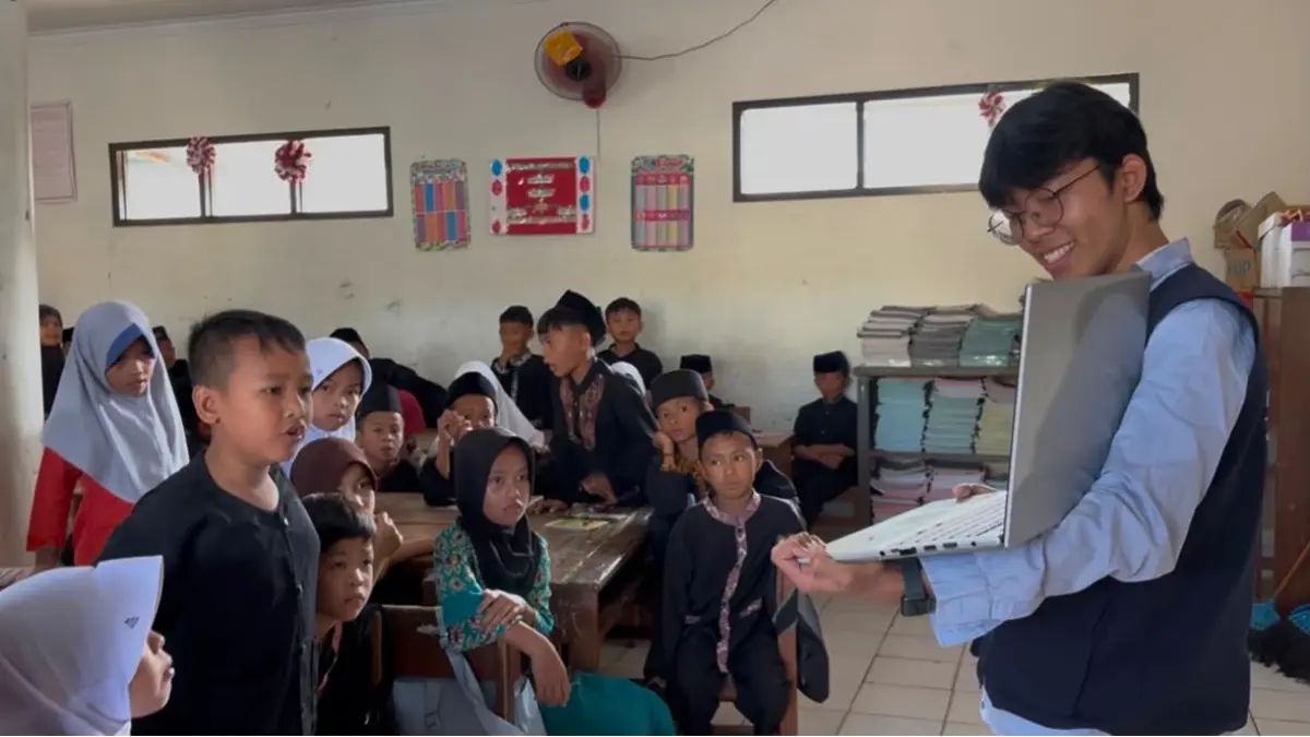 Kegiatan Mahasiswa KKNT IPB University bersama siswa MI Gobang dalam rangka memperingati Hari Anak Nasional 2026 di Desa Pasirsuren. Foto: Mahasiswa for Radar Bogor
