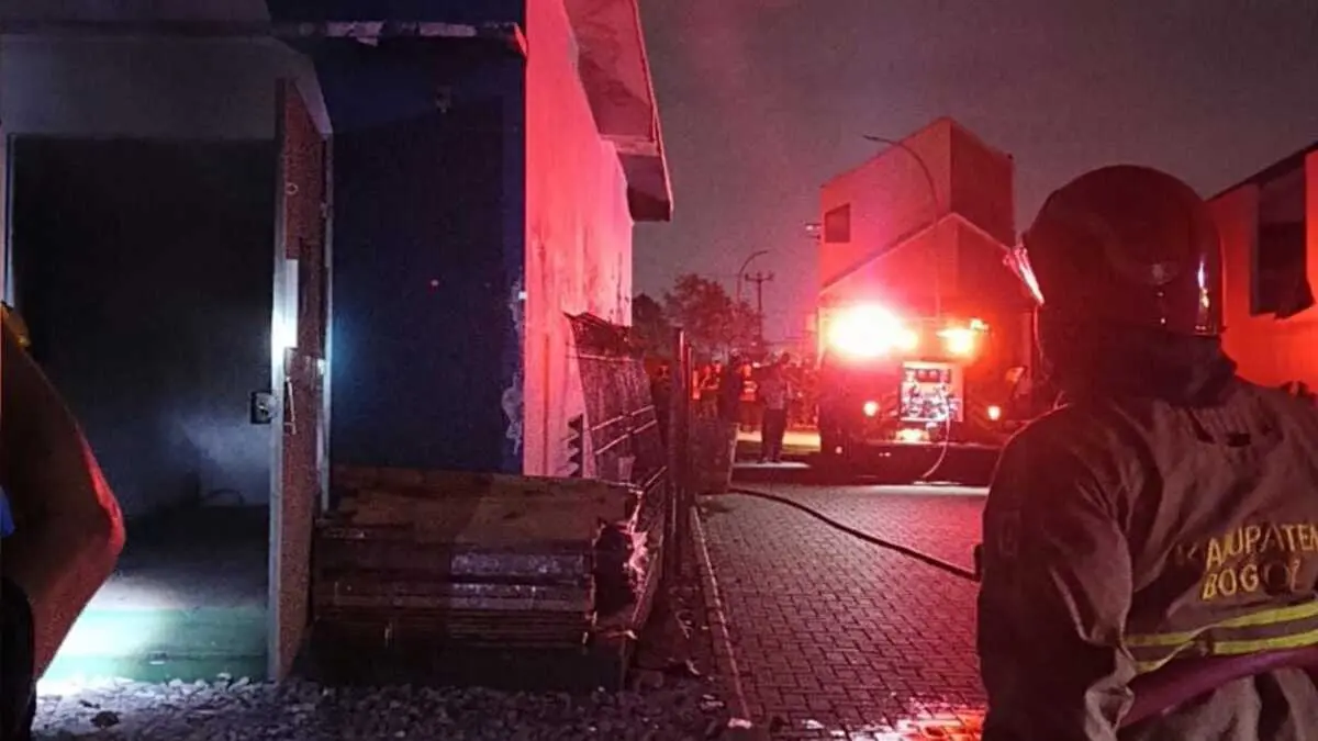 Petugas Damkar saat melakukan pemadaman api disebuah gardu milik PLN di Sukaraja Bogor. Foto: Disdamkarmat.