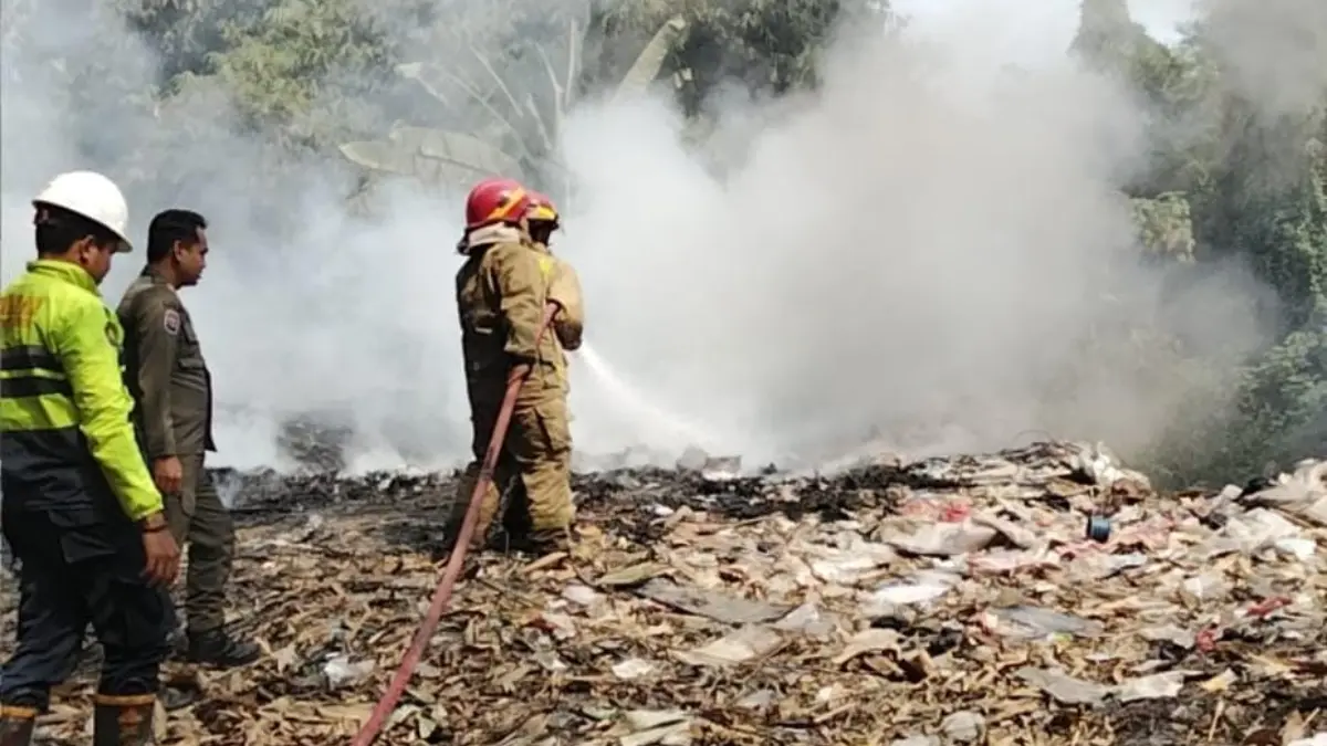 Petugas pemadam kebakaran saat memadamkan api di TPS ilegal wilayah Kecamatan Cileungsi, Kabupaten Bogor. (Dok. Damkar Kabupaten Bogor)