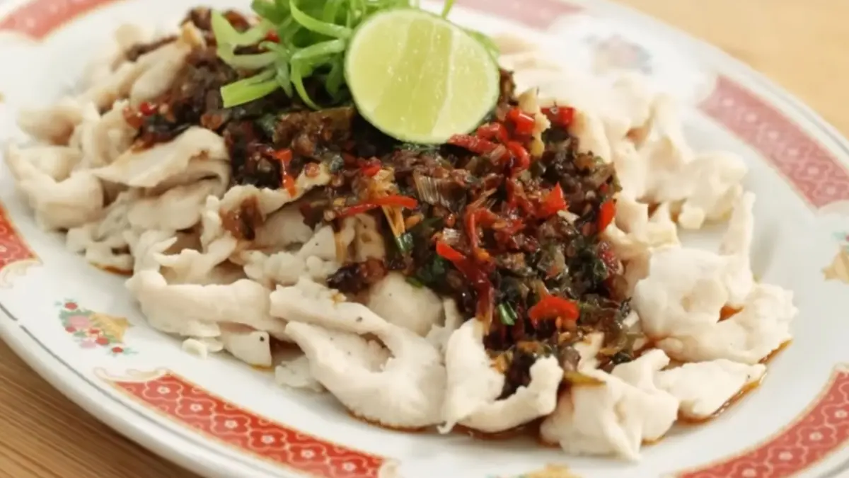 Resep ayam iris rebus velvet chicken chili oil. (YouTube Devina Hermawan)