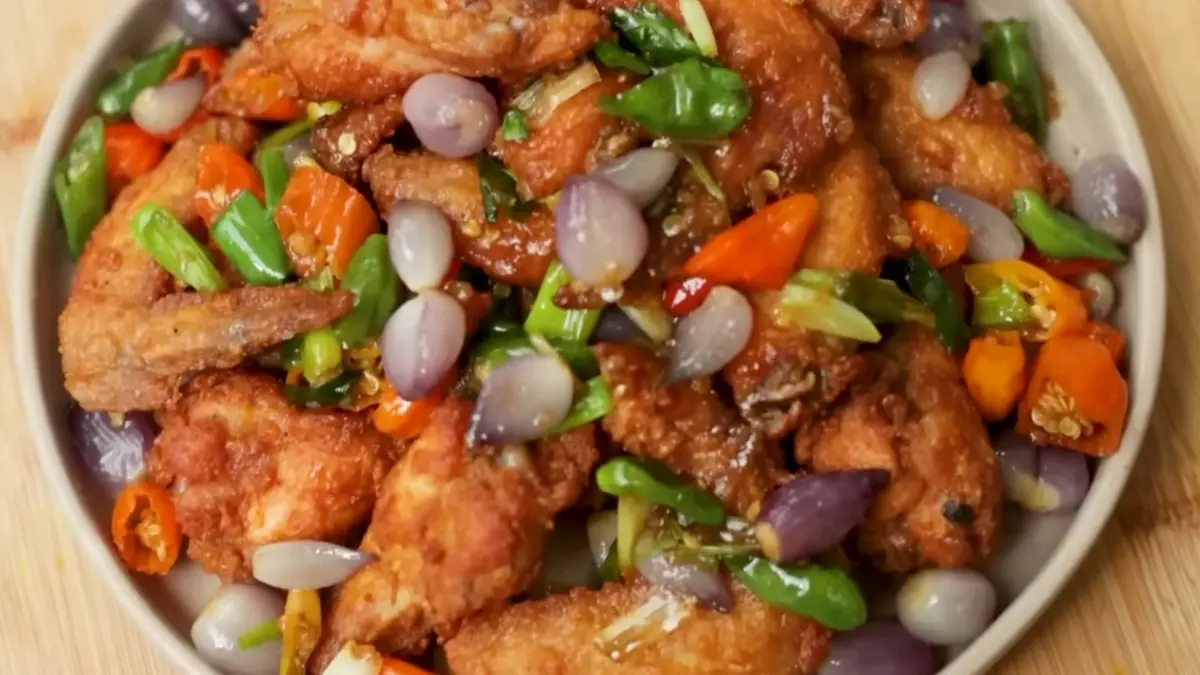 Resep sayap ayam goreng oseng bawang. (Foto: YouTube Devina Hermawan)
